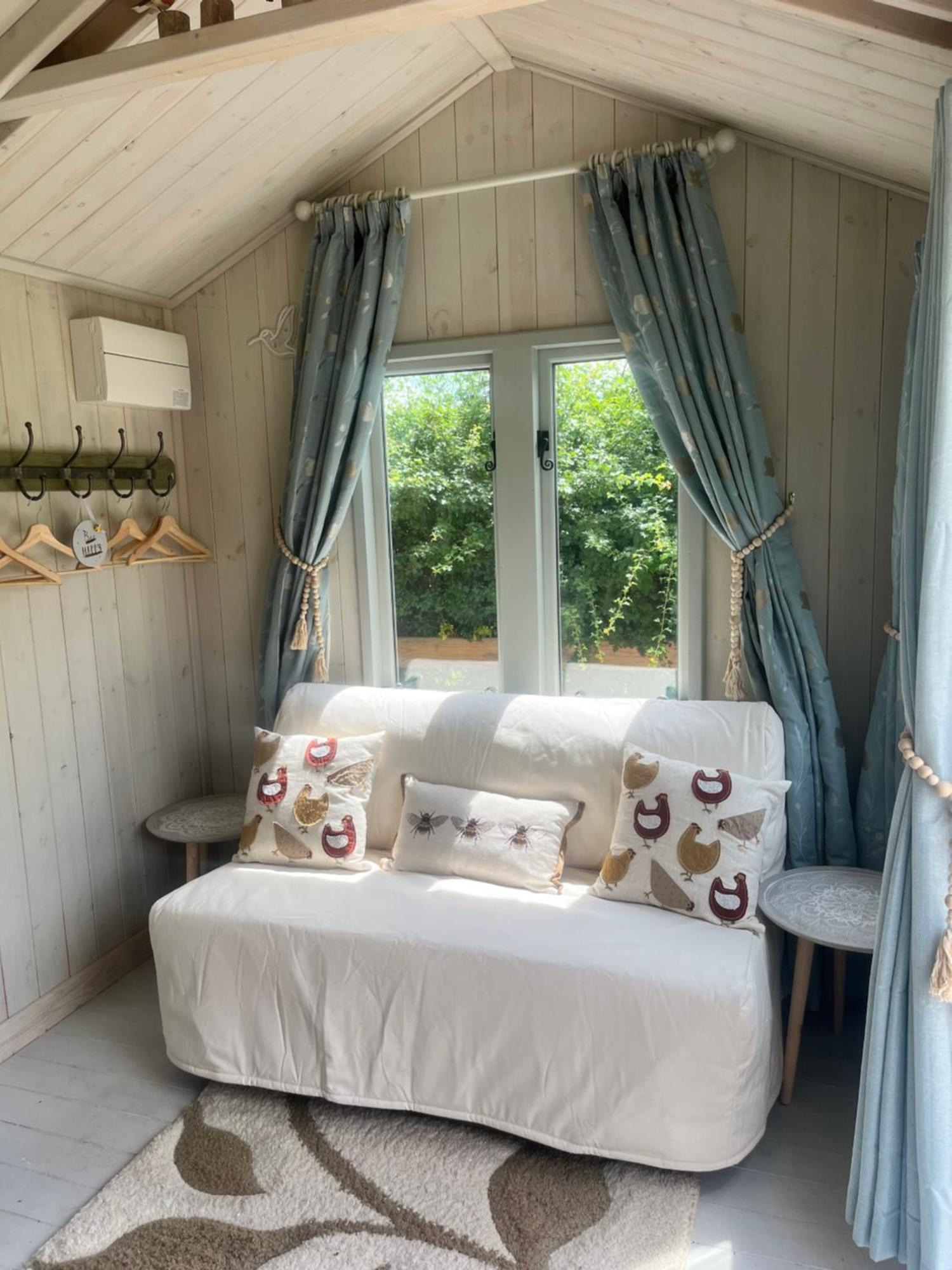 Birds And The Bees Summer House Endon Dış mekan fotoğraf